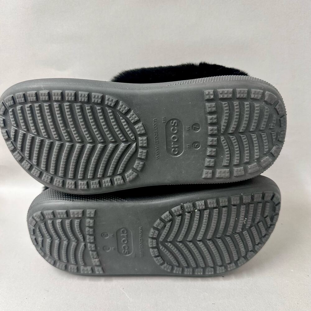 Crocs Furever Crush Platform Clog in Black Plush Women's Size 7 Mens Size 5 - Picture 9 of 15